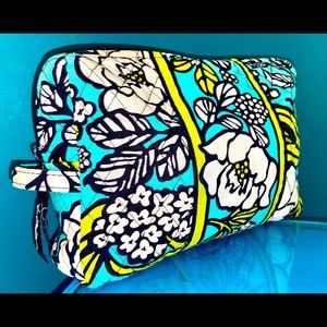 Beautiful vera Bradley make up bag Paisley floral print!